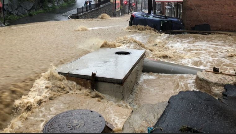 Chùm ảnh nước lũ cuồn cuộn cuốn phăng ôtô, hàng nghìn người Mỹ phải sơ tán